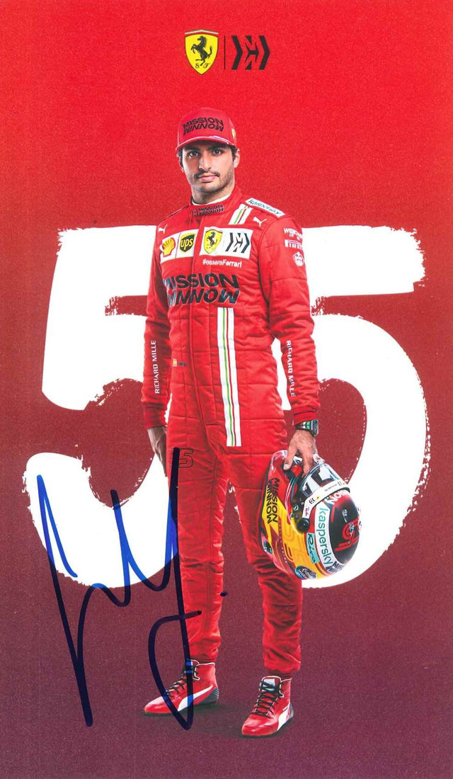 Cartolina ufficiale Scuderia Ferrari Mission Winnow autografata Carlos Sainz Jr. stagione F1 2021 numero 55 tuta rossa casco in mano cappellino – autografo originale pennarello blu – 21,9x12,9 cm
