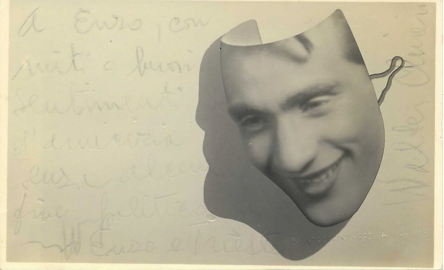 Cartolina con dedica autografata Walter Chiari composizione originale maschera teatrale ritagliata sagomata su foglio bianco con lunga dedica manoscritta inchiostro sbiadito timbro Ortolan Paris – 13,5x8,5 cm – condizioni Excellent