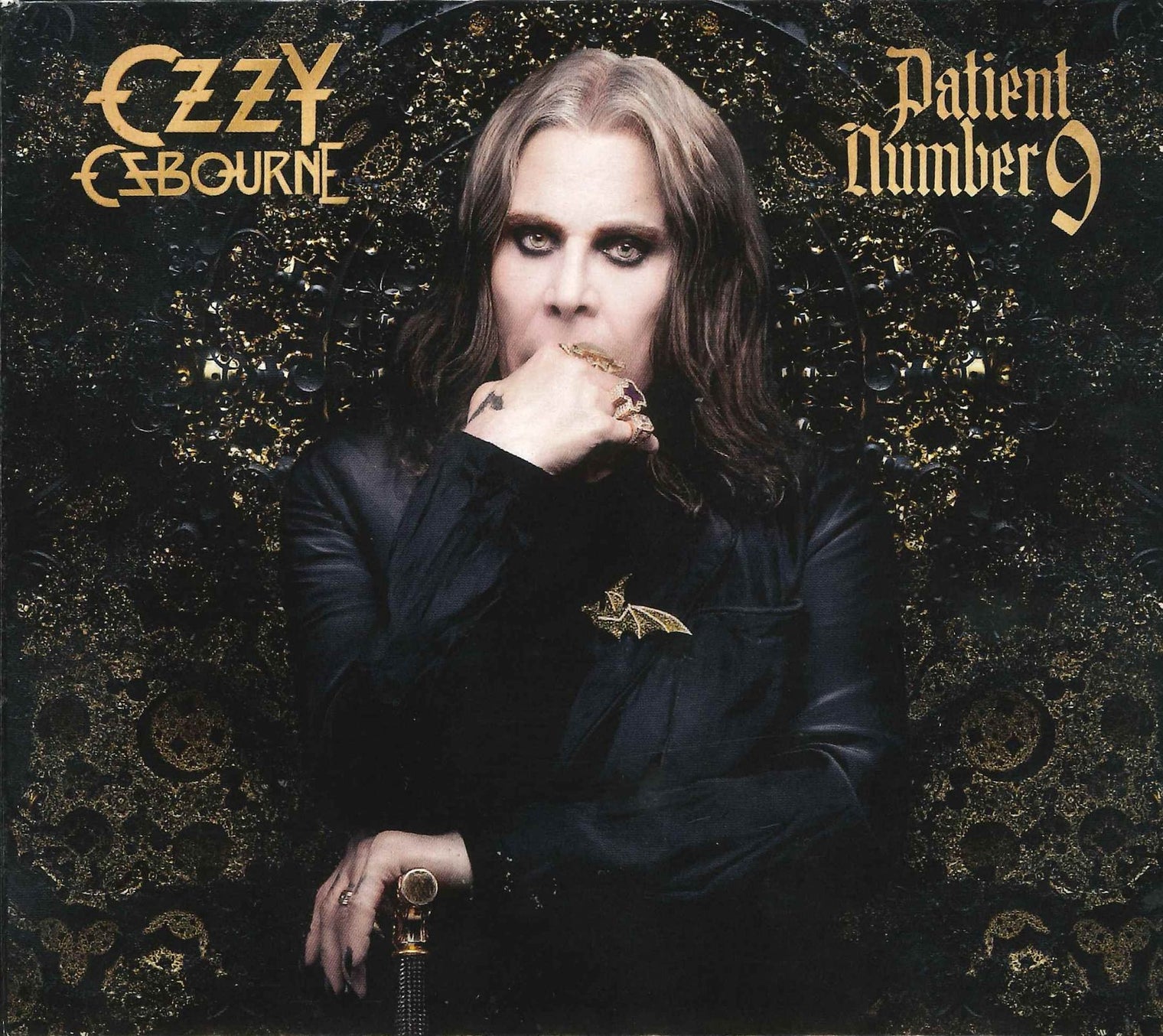 Copertina CD Patient Number 9 di Ozzy Osbourne – il Principe delle Tenebre sul trono con artwork dorato – album autografato Grammy 2023