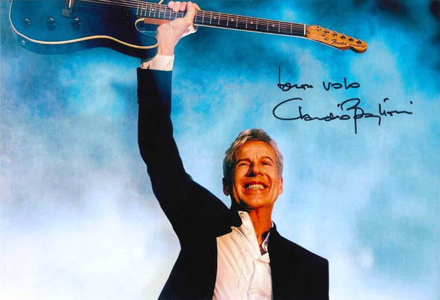 Fotografia autografata con dedica Claudio Baglioni concerto – chitarra Fender Telecaster alzata – 29x20 cm – autografo originale pennarello nero – COA Associazione Autografia incluso