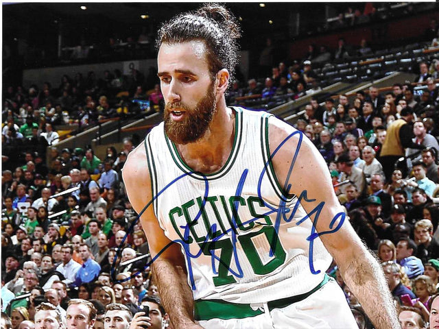 Fotografia autografata Luigi Datome in azione maglia Boston Celtics N.20 NBA – firma originale pennarello blu con numero 20 – 15x20 cm – condizioni Excellent