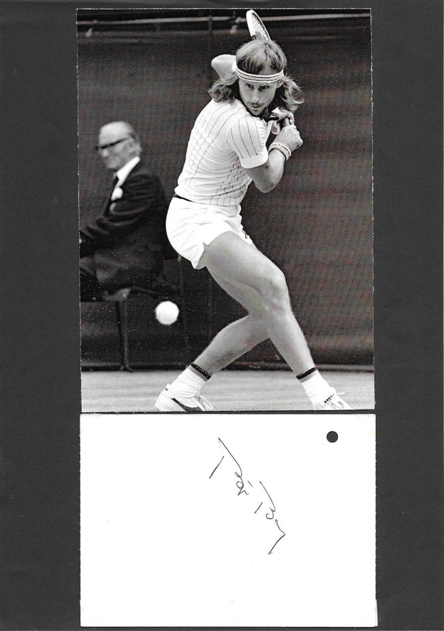 Fotografia in bianco e nero Björn Borg in azione backswing Wimbledon anni 70 con autografo originale su cartoncino bianco montato su passepartout grigio – 13,8x9,9 cm – condizioni Excellent