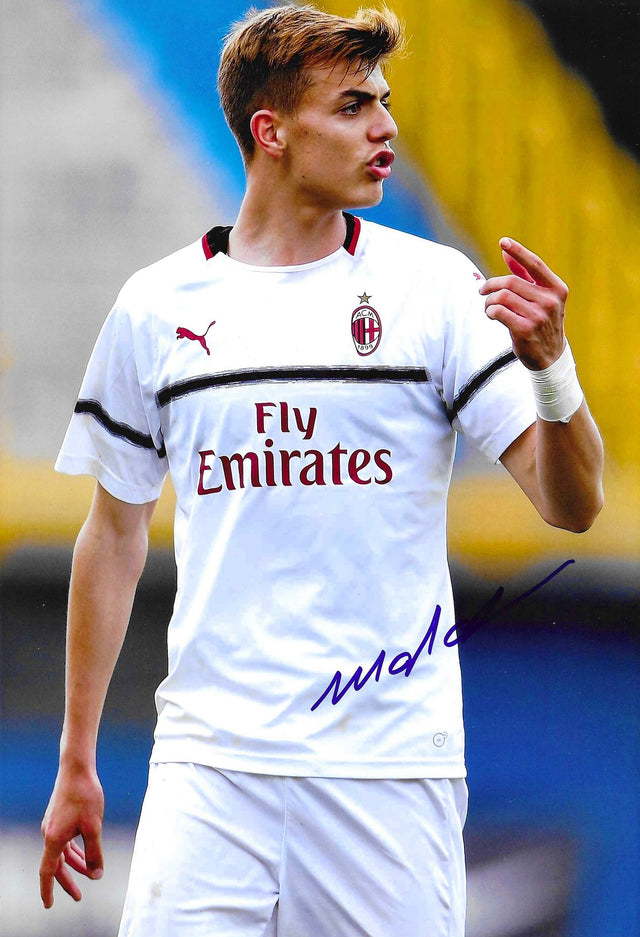 Foto autografata Daniel Maldini – maglia AC Milan Away 2018-19 Puma Fly Emirates – autografo originale pennarello blu – COA incluso
