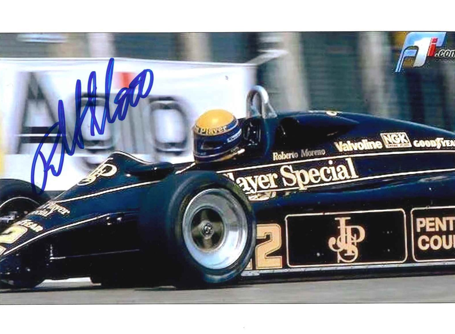Foto autografata Roberto Moreno alla guida della Lotus 91 John Player Special numero 12 in F1 1982 – autografo originale pennarello blu – condizioni Excellent