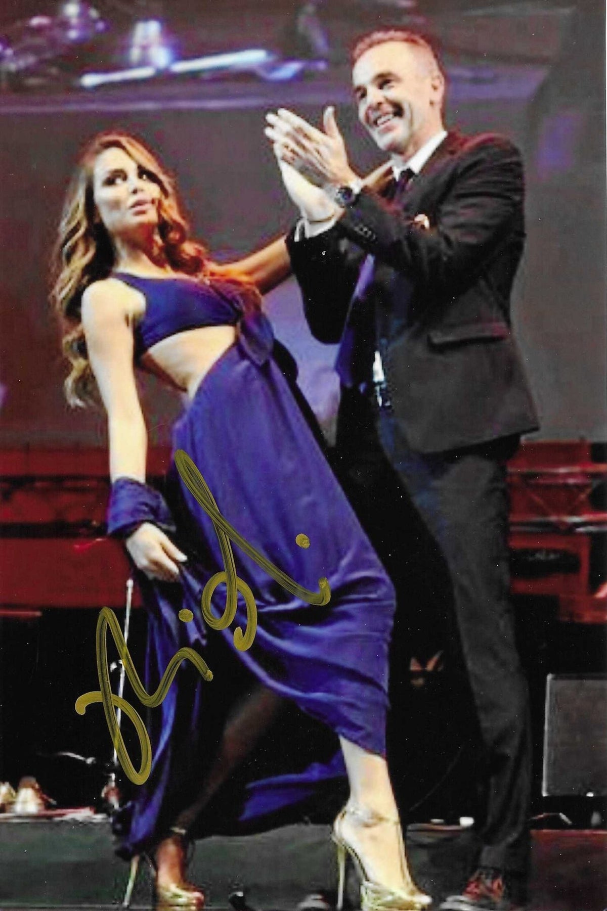 Foto autografata Stefano Pioli – sul palco durante un evento mentre applaude una ballerina in abito viola – autografo originale pennarello oro – COA incluso