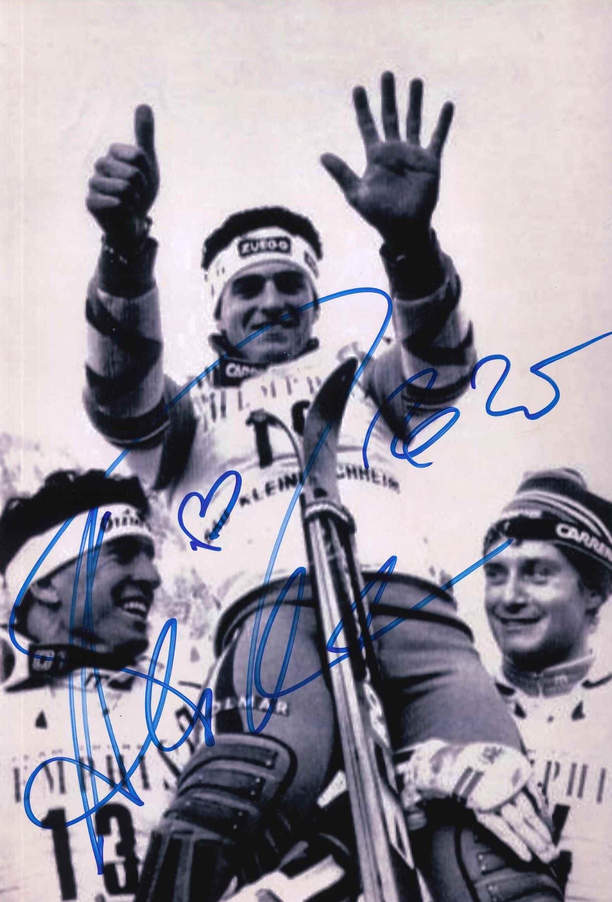 Fotografia autografata Alberto Tomba la Bomba podio Coppa del Mondo Bad Kleinkirchheim Austria 17 gennaio 1988 vittoria slalom speciale tuta Nazionale Carrera fascetta Zucchi pettorale 13 – autografo originale pennarello blu con cuore – 30,5x20 cm