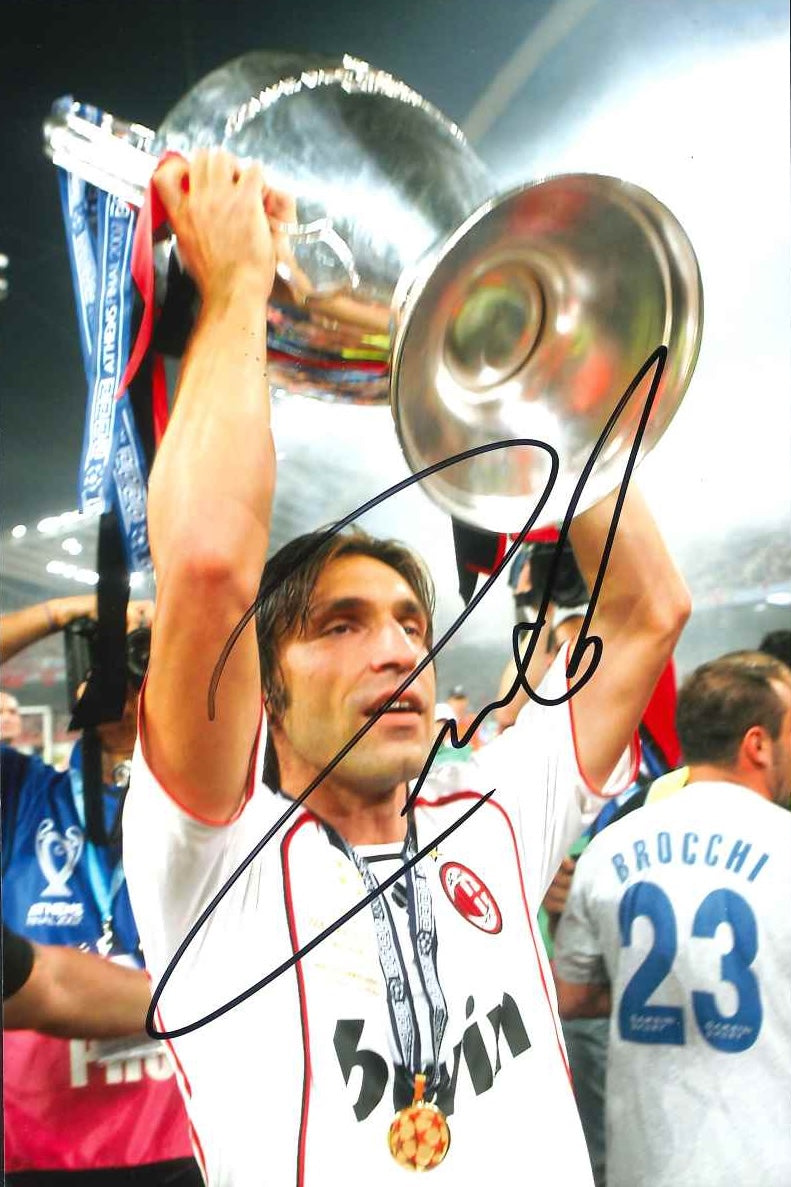Fotografia autografata Andrea Pirlo alza la Champions League col Milan ad Atene 2007 – maglia bianca bwin e medaglia – autografo originale pennarello nero – Excellent
