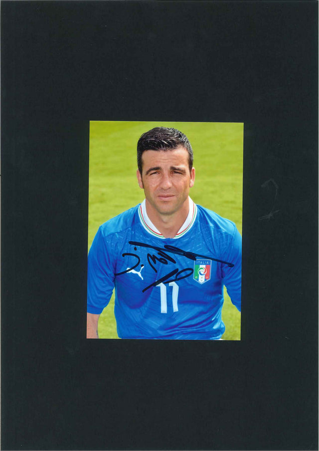 Fotografia autografata Antonio Di Natale maglia azzurra Italia numero 11 ritratto pre-partita – montata su cartoncino nero – autografo originale pennarello nero – Excellent