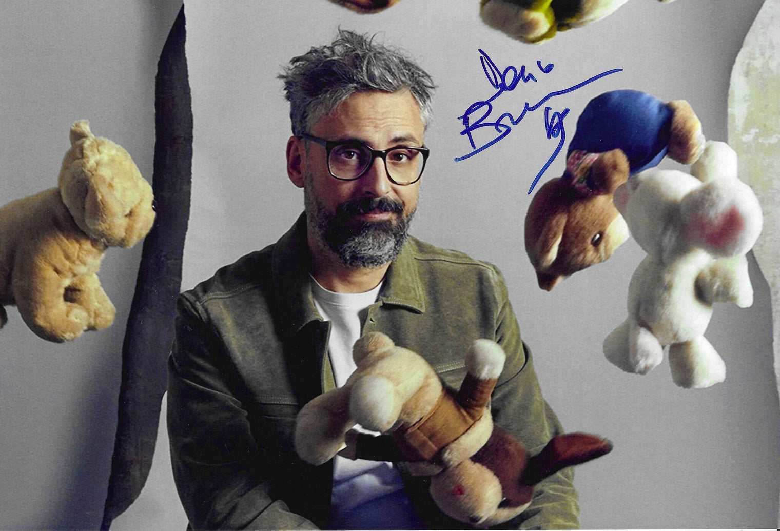 Fotografia autografata Brunori Sas ritratto con peluche – autografo blu originale – MTM Memorabilia