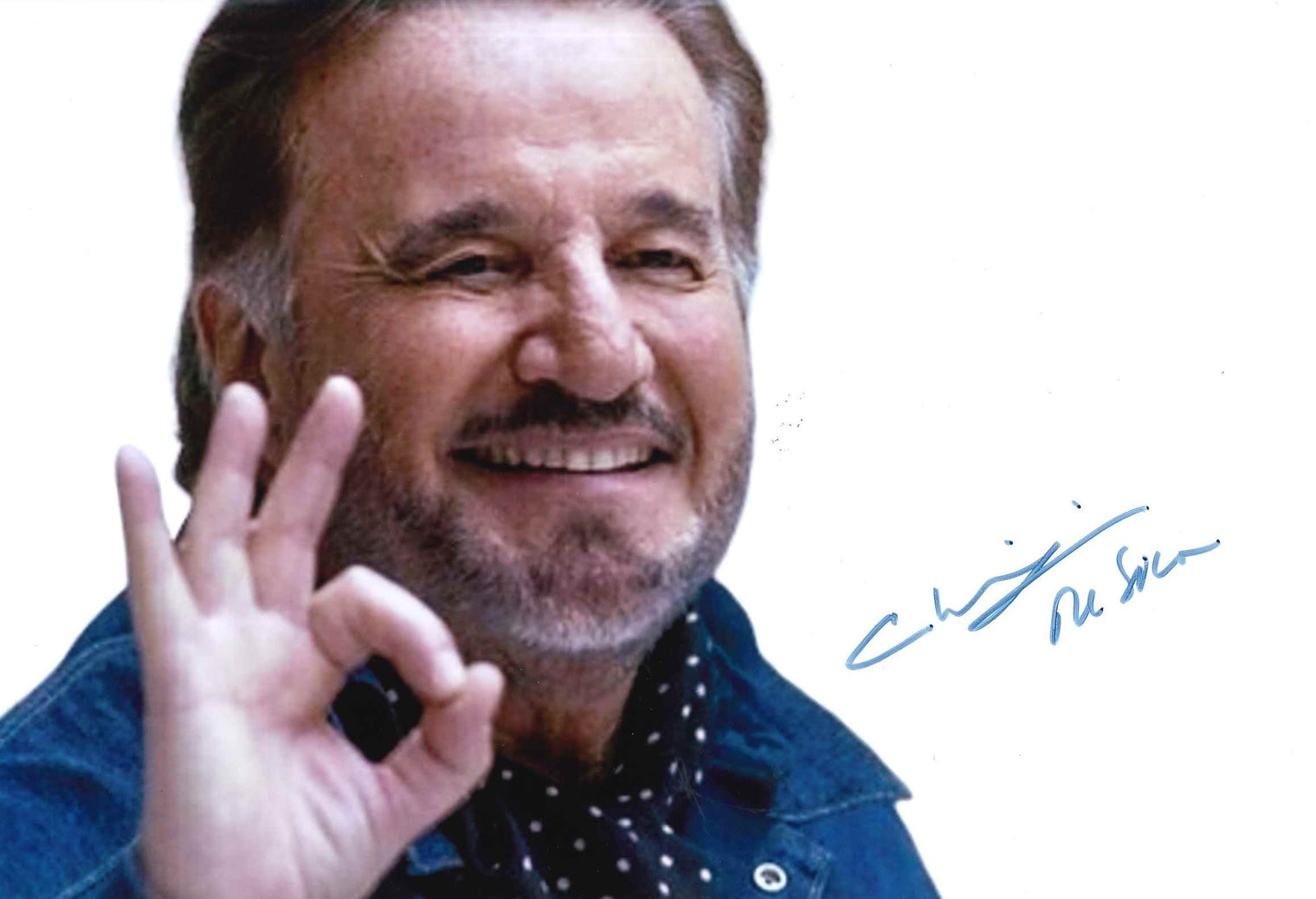 Fotografia autografata Christian De Sica attore e regista italiano – ritratto a colori sorridente – autografo originale pennarello blu – condizioni Excellent