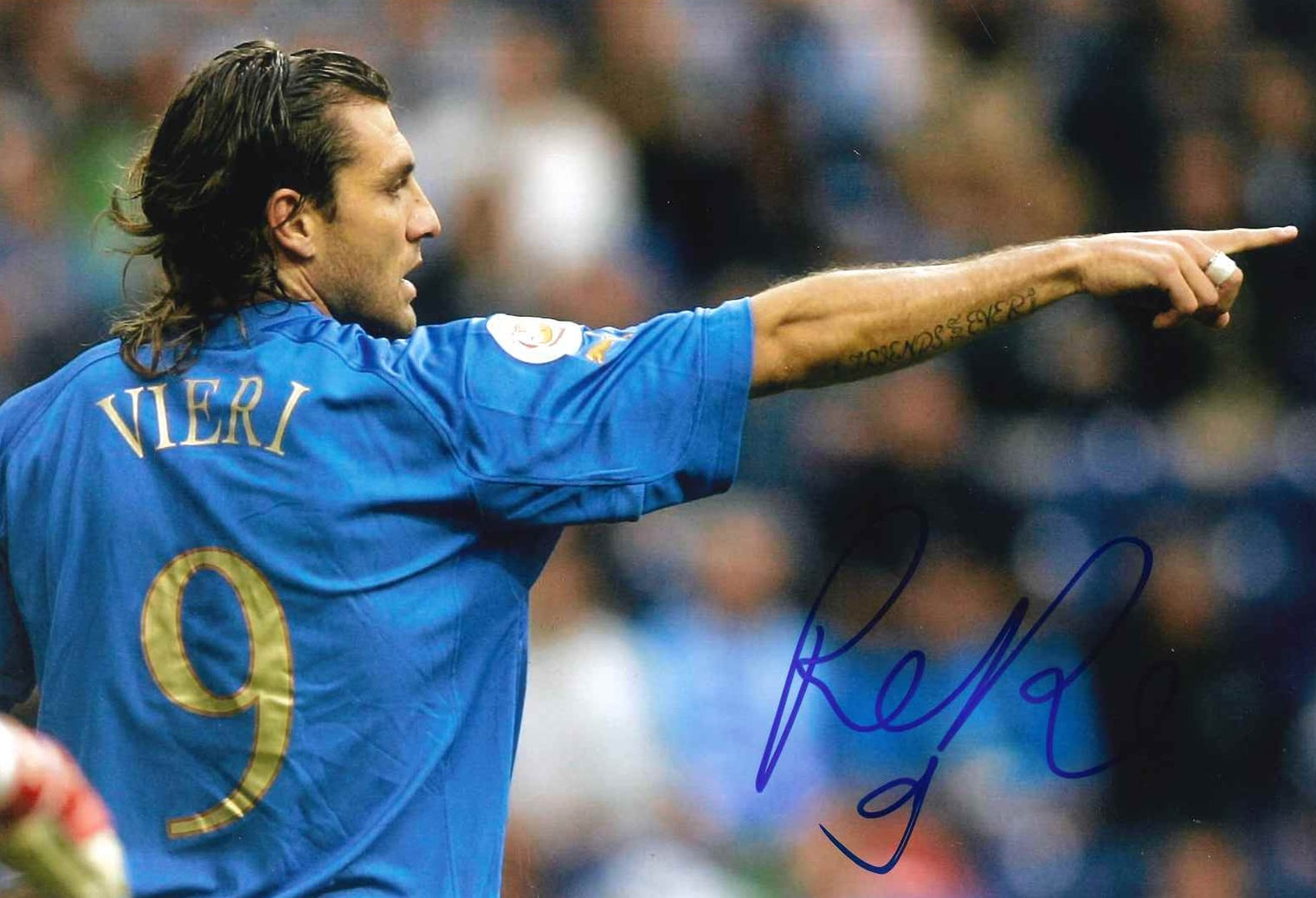 Fotografia autografata Christian Vieri di spalle maglia Italia Euro 2004 Portogallo numero 9 dorato Kappa azzurra patch UEFA – autografo originale pennarello blu – 20x13,5 cm