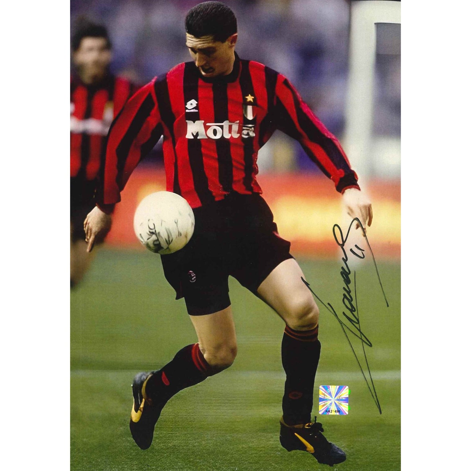 Fotografia autografata Daniele Massaro Provvidenza Milan Home 1993/94 maglia Lotto rossonera strisce verticali sponsor Motta scudetto tricolore stella dorata controllo di palla in azione bollino Witnessed AA21498 – autografo pennarello nero – 29,6x20,9 cm