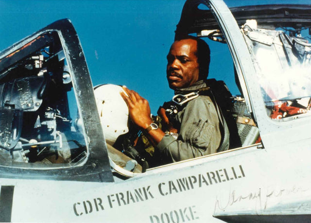 Fotografia autografata Danny Glover CDR Camparelli in Flight of the Intruder – cabina caccia militare – autografo originale pennarello dorato – condizioni Excellent