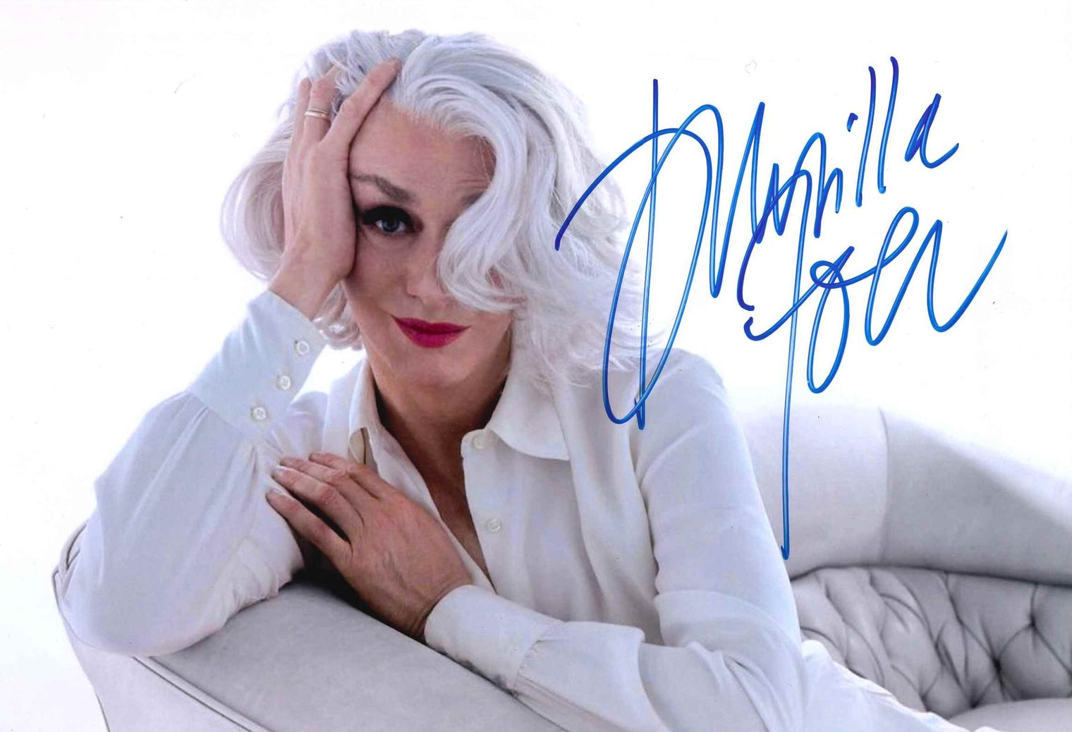Fotografia autografata Drusilla Foer ritratto elegante capelli argento rossetto rosso – icona di stile e star di Sanremo – autografo originale pennarello blu – Excellent