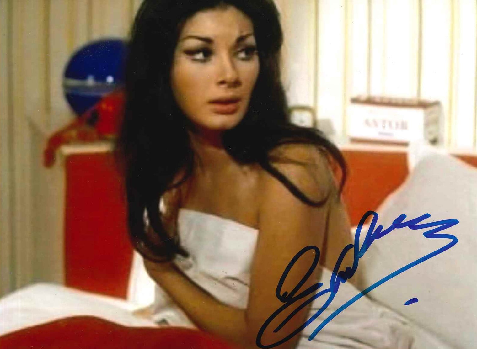 Fotografia autografata Edwige Fenech scena cinema anni Settanta – attrice avvolta in lenzuolo bianco – autografo originale pennarello blu – condizioni Excellent