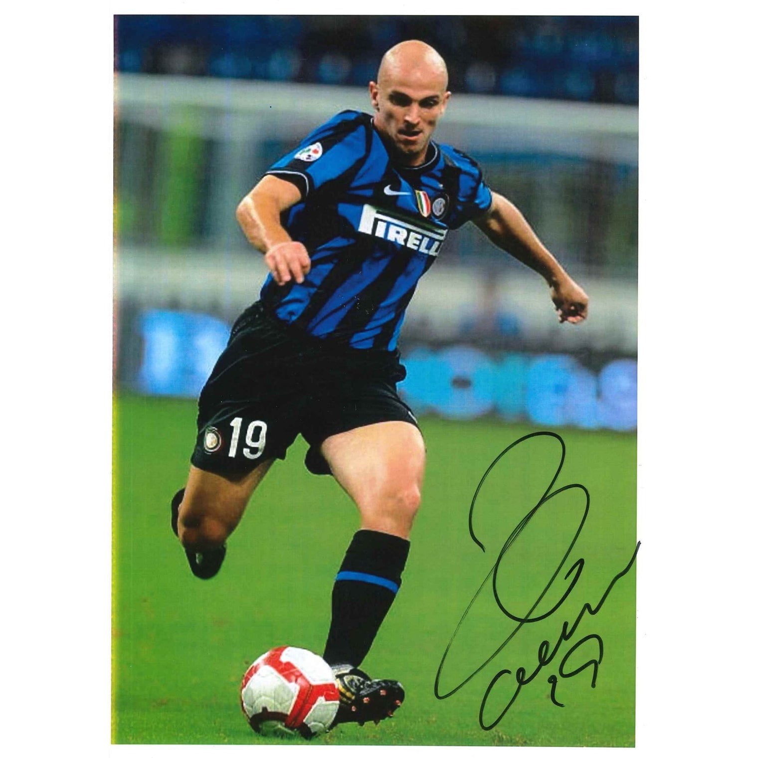 Fotografia autografata Esteban Cambiasso su sfondo bianco – il Cuchu in azione con l Inter – autografo originale pennarello nero – cimelio calcio da collezione
