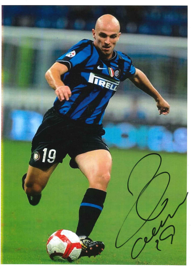 Fotografia autografata Esteban Cambiasso Inter 2008-09 numero 19 – maglia Nike Pirelli con scudetto – autografo originale pennarello nero – Excellent