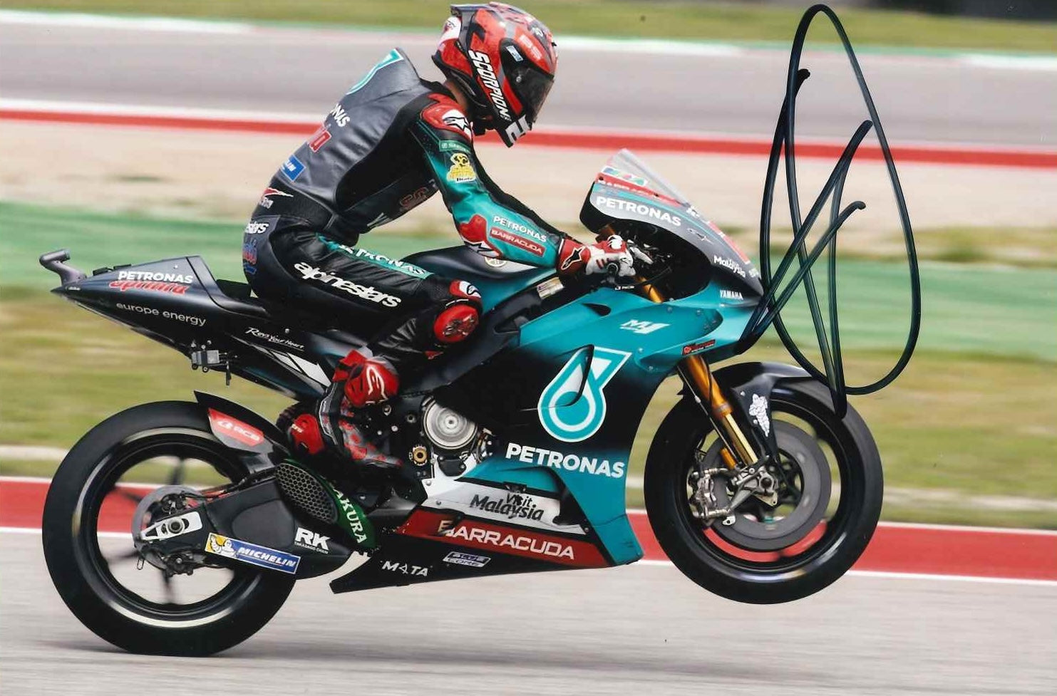 Fotografia autografata Fabio Quartararo in sella alla Petronas Yamaha M1 MotoGP – livrea verde e nera casco Scorpion – autografo originale pennarello scuro – Excellent