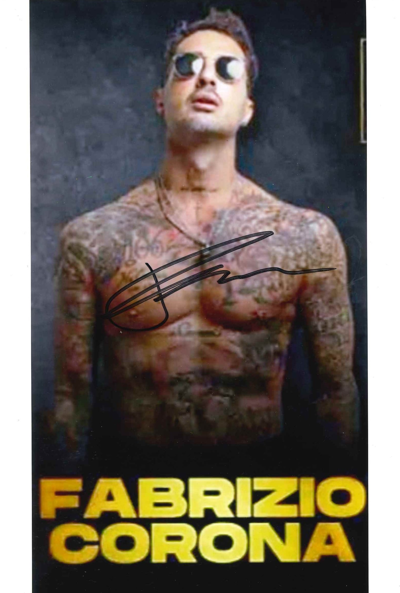 Fotografia autografata Fabrizio Corona a torso nudo con occhiali scuri e tatuaggi – Re dei Paparazzi personaggio televisivo – autografo originale pennarello nero – Excellent