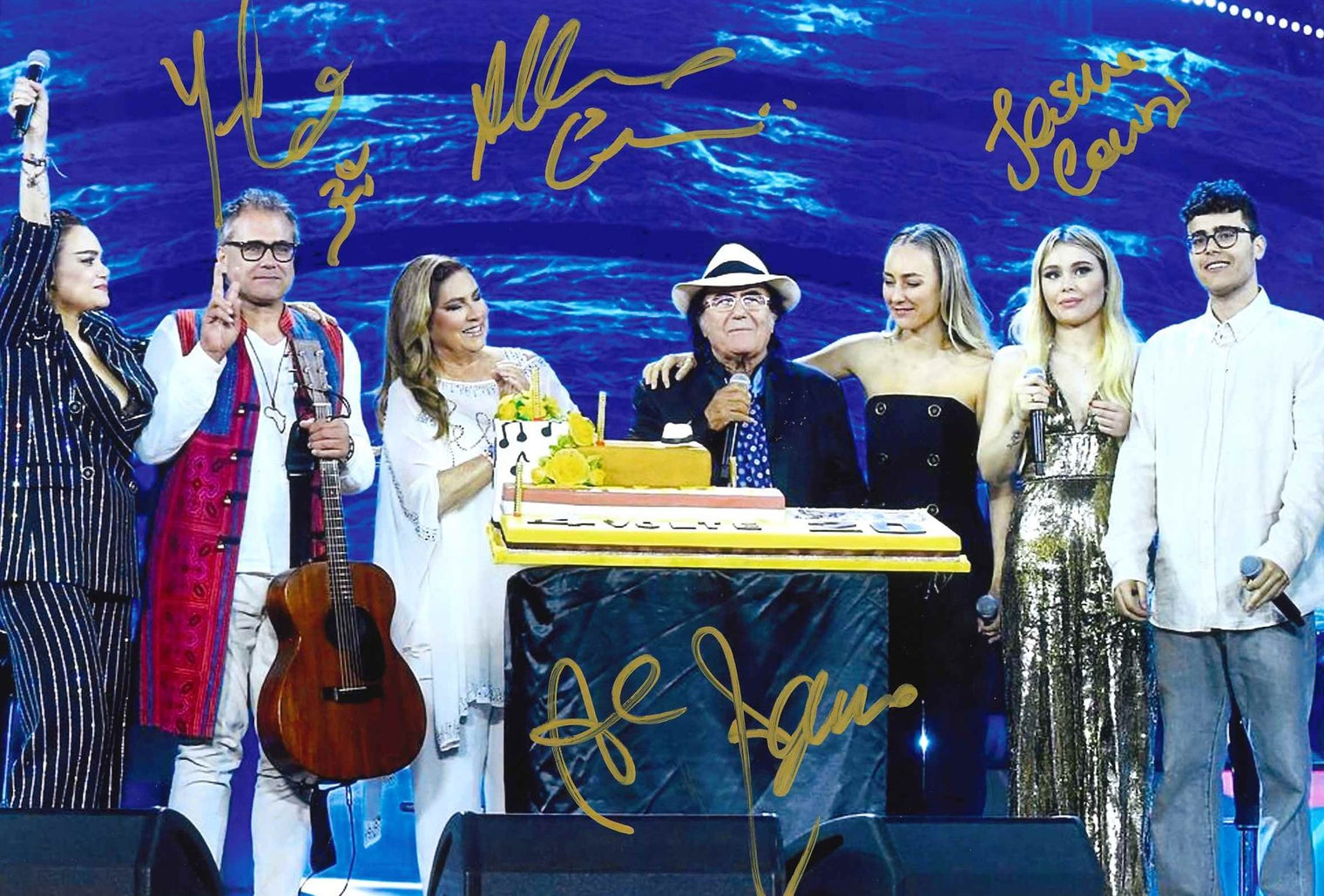 Fotografia autografata famiglia Carrisi sul palco – Al Bano Yari Jasmine Al Bano Jr – 4 autografi originali pennarello dorato – condizioni Excellent