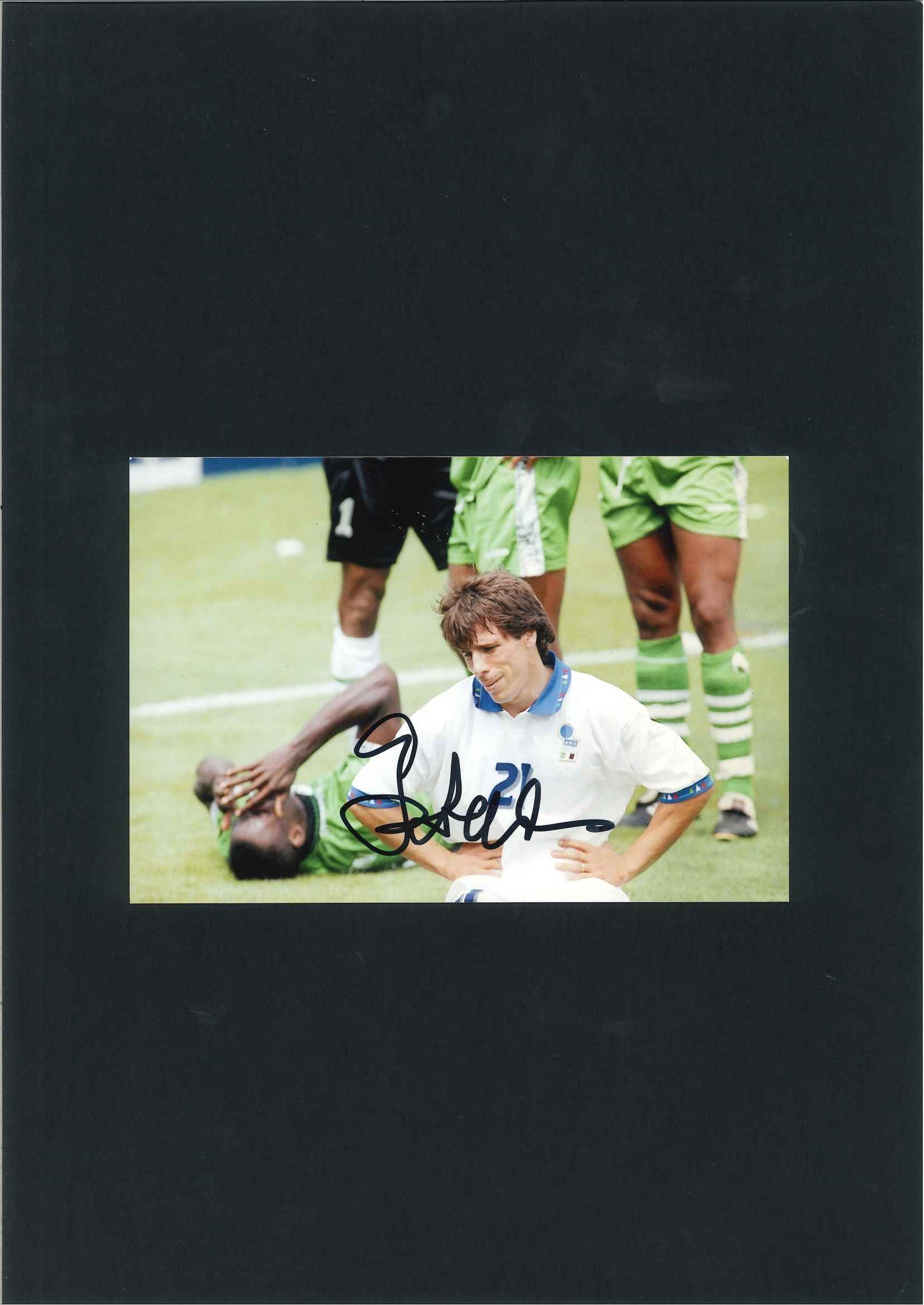 Fotografia autografata Gianfranco Zola maglia bianca Italia numero 21 Mondiali 1994 contro la Nigeria – montata su cartoncino nero – autografo originale pennarello nero