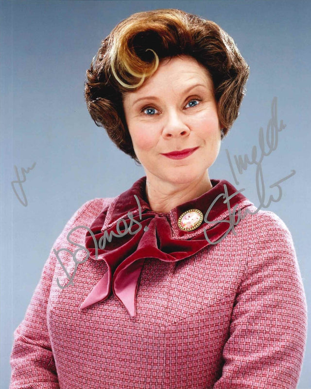 Fotografia autografata Imelda Staunton – Dolores Umbridge in Harry Potter saga – completo rosa con spilla cammeo costume di scena – doppio autografo pennarello argento Imelda Staunton e Dolores con dedica personalizzata To Jim – formato 25x20 cm – COA incluso