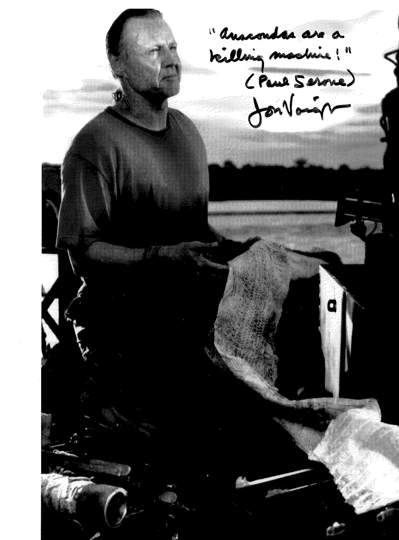Fotografia autografata Jon Voight – Paul Serone in Anaconda 1997 sul Rio delle Amazzoni – fotografia bianco e nero – autografo pennarello nero con quote del film Anacondas are a killing machine nome personaggio Paul Serone e firma Jon Voight – formato 25,5x20 cm – COA incluso