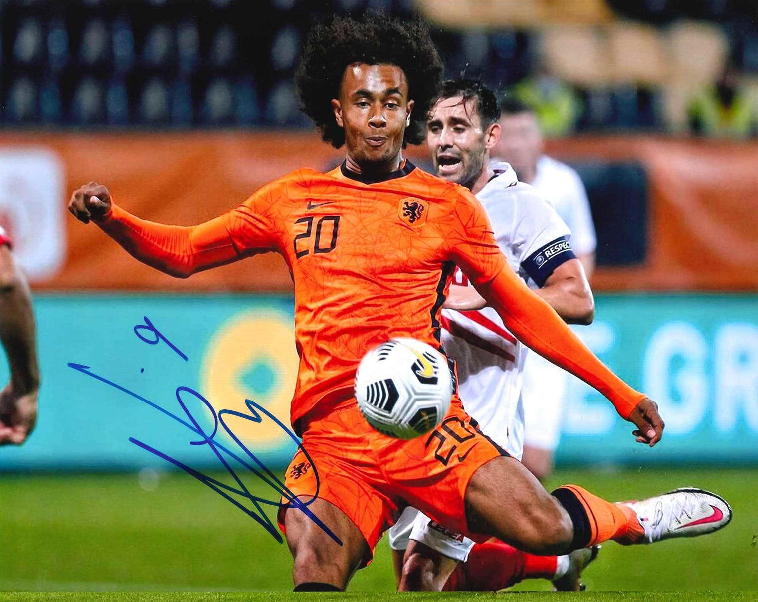 Fotografia autografata Joshua Zirkzee Olanda Under 21 numero 20 in conclusione – maglia Nike Oranje – autografo originale pennarello blu – condizioni Excellent