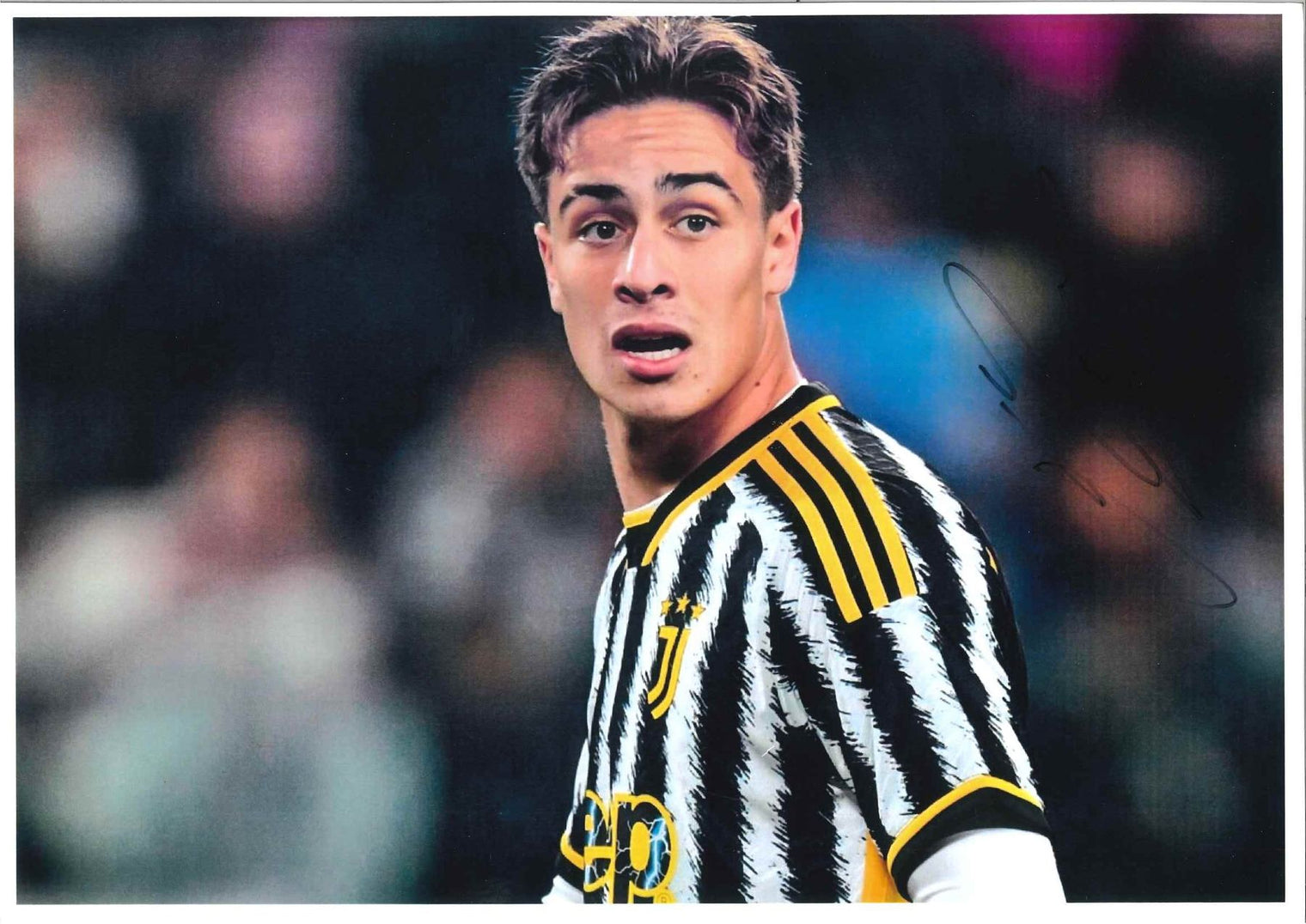 Fotografia autografata Kenan Yildiz Juventus Home 2023-24 – autografo originale nero – formato 29,5x20,6 cm – COA Associazione Autografia incluso