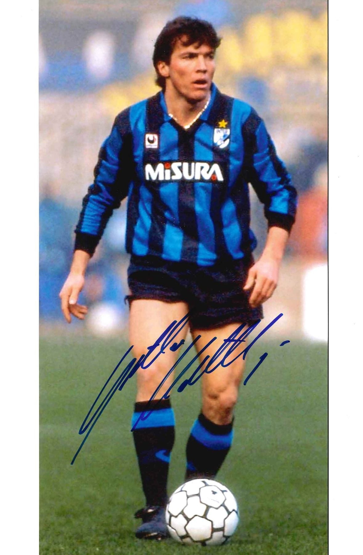 Fotografia autografata Lothar Matthäus Inter 1989-90 – maglia Uhlsport sponsor Misura – autografo originale pennarello blu – condizioni Excellent