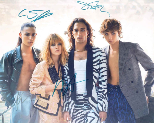 Fotografia autografata Måneskin band completa – Damiano David, Victoria De Angelis, Thomas Raggi, Ethan Torchio – servizio fotografico fashion editorial – 4 autografi originali pennarello azzurro – vincitori Sanremo ed Eurovision 2021 – formato 25,5x20 cm – COA incluso
