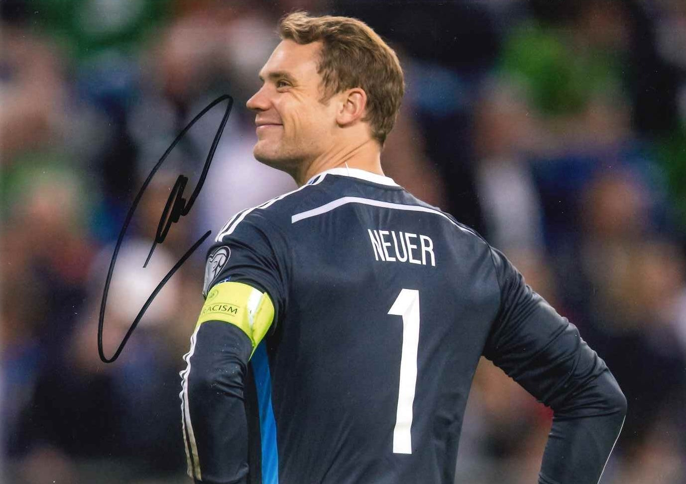 Fotografia autografata Manuel Neuer Germania numero 1 – maglia portiere adidas con fascia capitano No Racism – autografo originale pennarello nero – Excellent