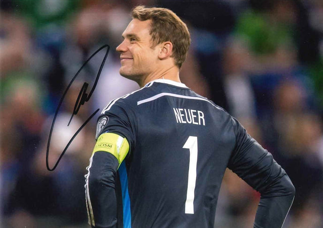 Fotografia autografata Manuel Neuer Germania numero 1 – maglia portiere adidas con fascia capitano No Racism – autografo originale pennarello nero – Excellent