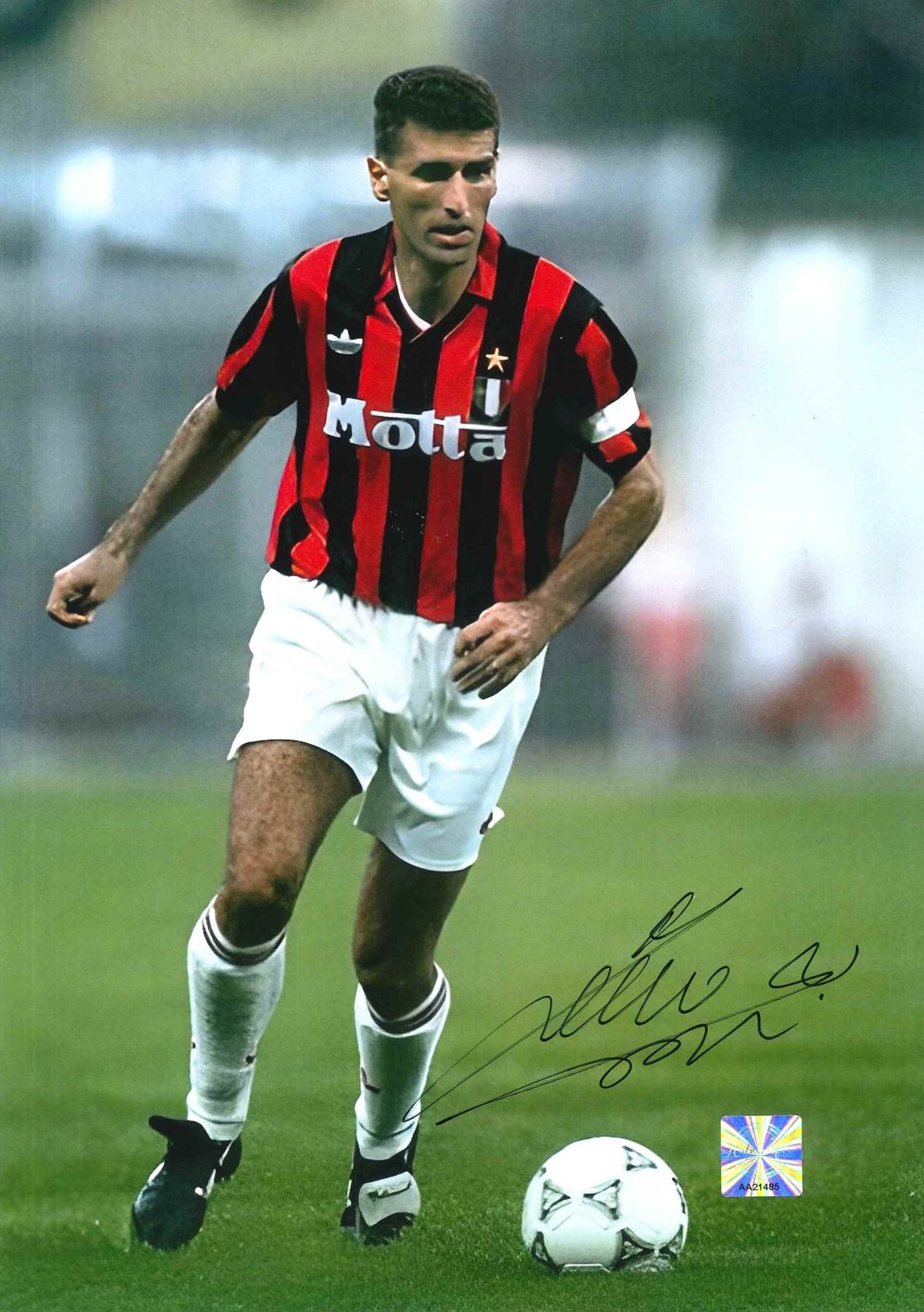 Fotografia autografata Mauro Tassotti Milan Home 1992/93 maglia Adidas rossonera strisce verticali sponsor Motta scudetto tricolore stella dorata fascia bianca capitano azione di gioco con pallone Adidas bollino Witnessed AA21485 – autografo pennarello nero – 29,6x20,9 cm