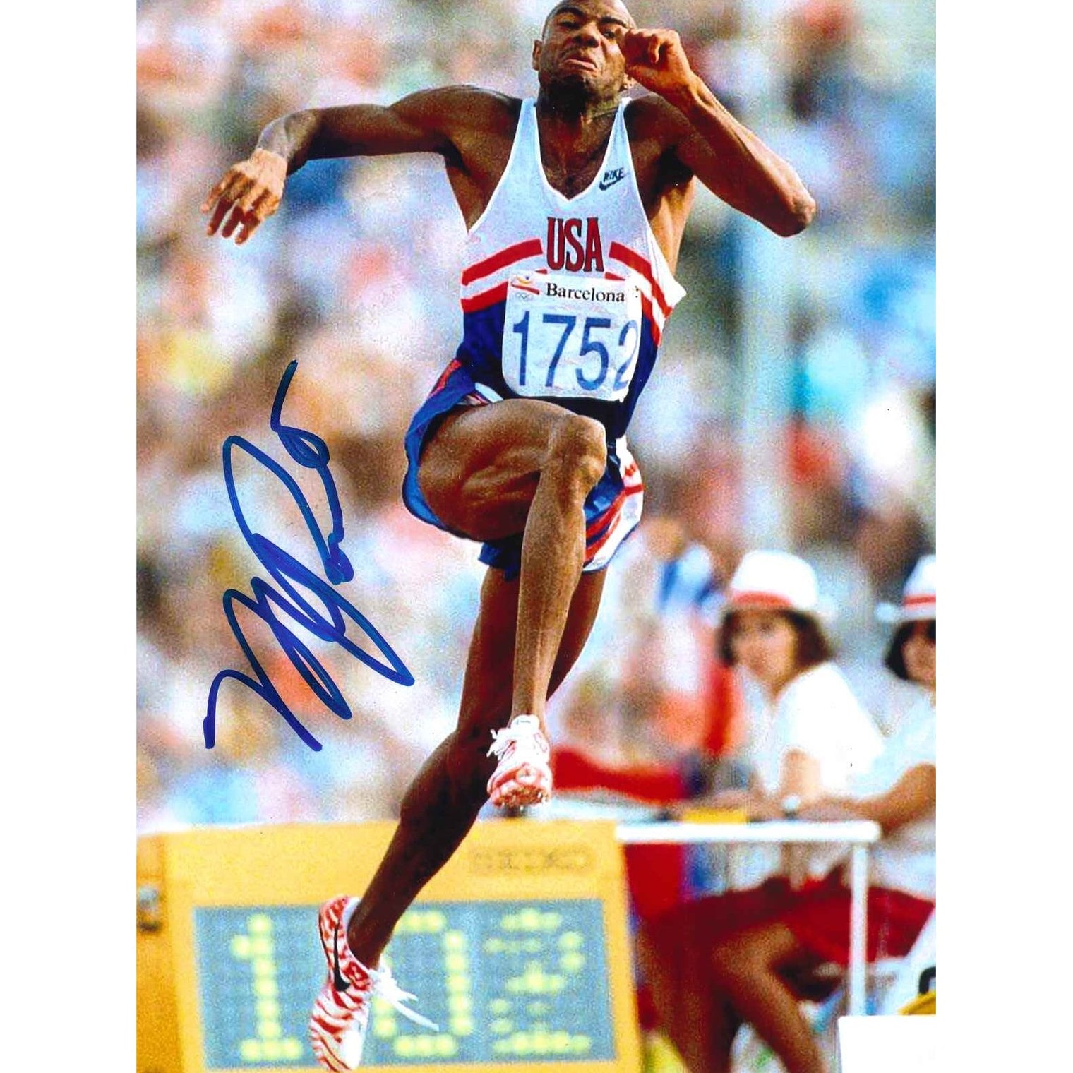Fotografia autografata Mike Powell su sfondo bianco – primatista mondiale salto in lungo – autografo originale pennarello blu – cimelio olimpico da collezione