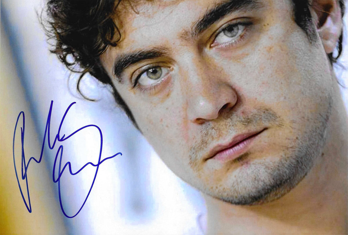 Fotografia autografata Riccardo Scamarcio primo piano estremo – autografo blu originale – MTM Memorabilia
