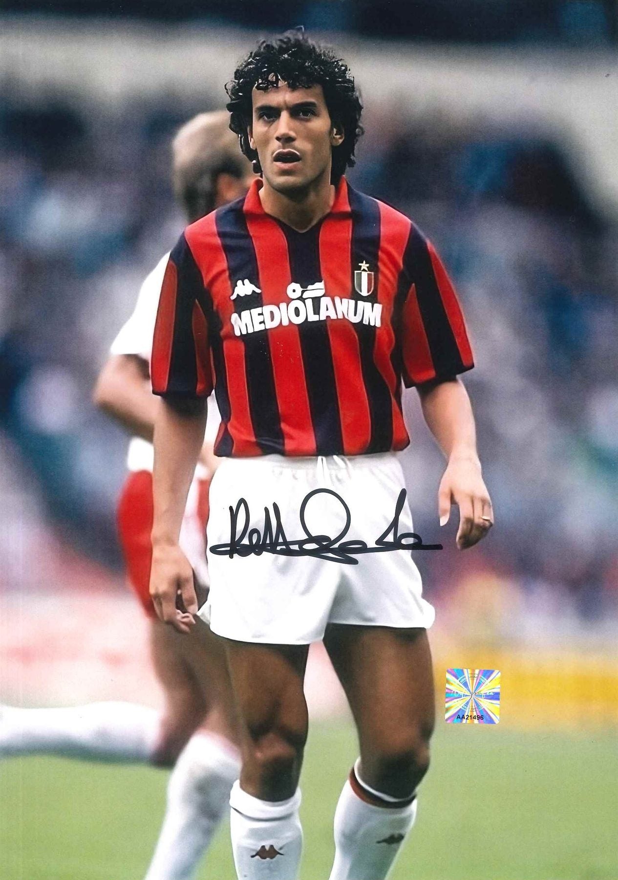 Fotografia autografata Roberto Donadoni Milan Home 1988/89 maglia Kappa rossonera strisce verticali sponsor Mediolanum scudetto tricolore stella dorata anno prima Champions Sacchi Camp Nou bollino Witnessed AA21496 – autografo pennarello nero su pantaloncini bianchi – 29,6x20,9 cm