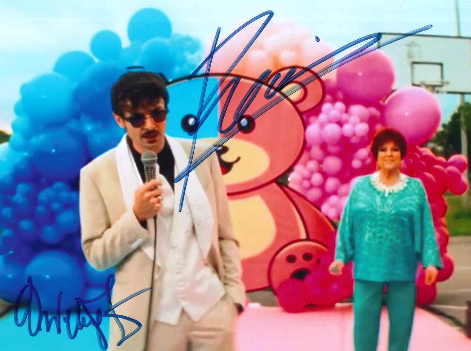 Fotografia con doppio autografo Fabio Rovazzi e Orietta Berti – scenografia pop La Discoteca Italiana – due autografi originali pennarello blu – condizioni Excellent