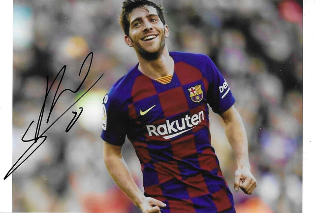 Fotografia autografata Sergi Roberto esultanza sorridente maglia Barcellona Home Nike scacchi blaugrana sponsor Rakuten logo La Liga stagione 2019-20 Camp Nou sfocato – autografo originale pennarello nero lato sinistro – 15x10 cm – condizioni Excellent