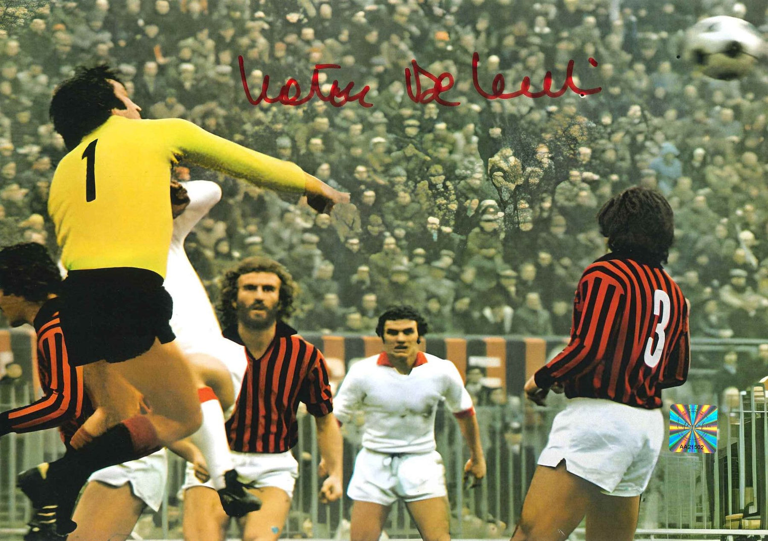Fotografia autografata Walter De Vecchi giovane mediano Varese a San Siro contro il Milan stagione 1974/75 Serie A maglia bianca con dettagli rossi e neri al collo portiere Milan giallo n.1 in uscita aerea difensori rossoneri strisce verticali bollino Witnessed AA21502 – autografo pennarello rosso – 29x21 cm