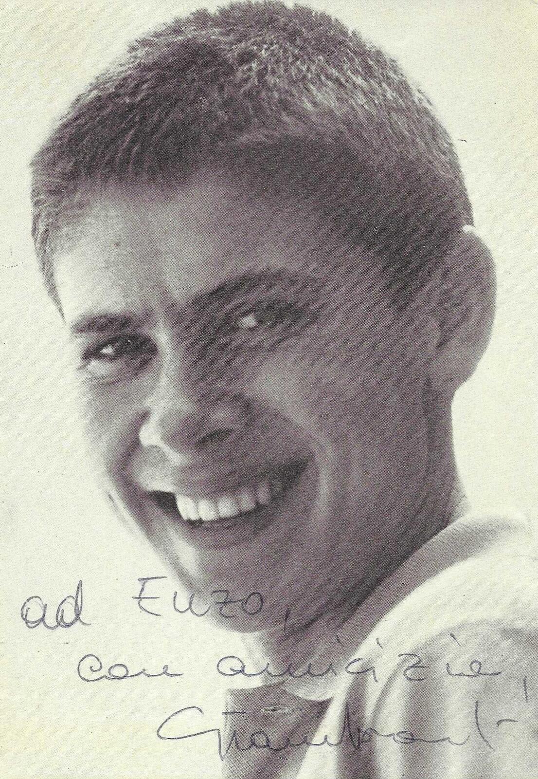 Fotografia con dedica autografata Gianni Morandi giovanissimo ritratto bianco e nero anni 60 sorriso smagliante capelli corti – dedica originale inchiostro blu ad Enzo con amicizie Gianmorandi – 15x10,5 cm – condizioni Excellent