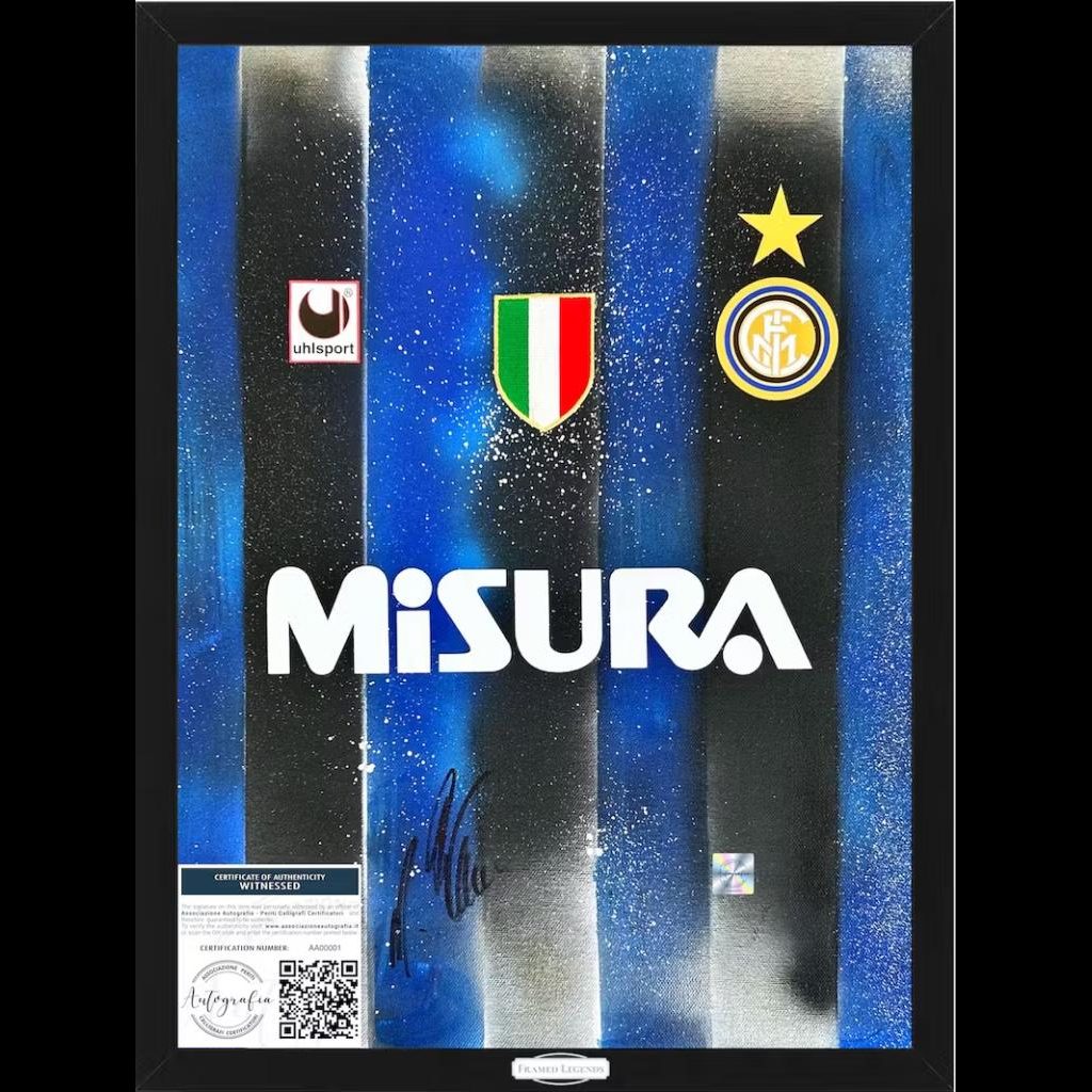 Frame Legends autografato Andreas Brehme – artwork tela dipinta livrea Inter strisce nerazzurre scudetto Uhlsport sponsor Misura – 50x40 cm con cornice – autografo originale pennarello nero – COA Associazione Autografia incluso – condizioni Excellent