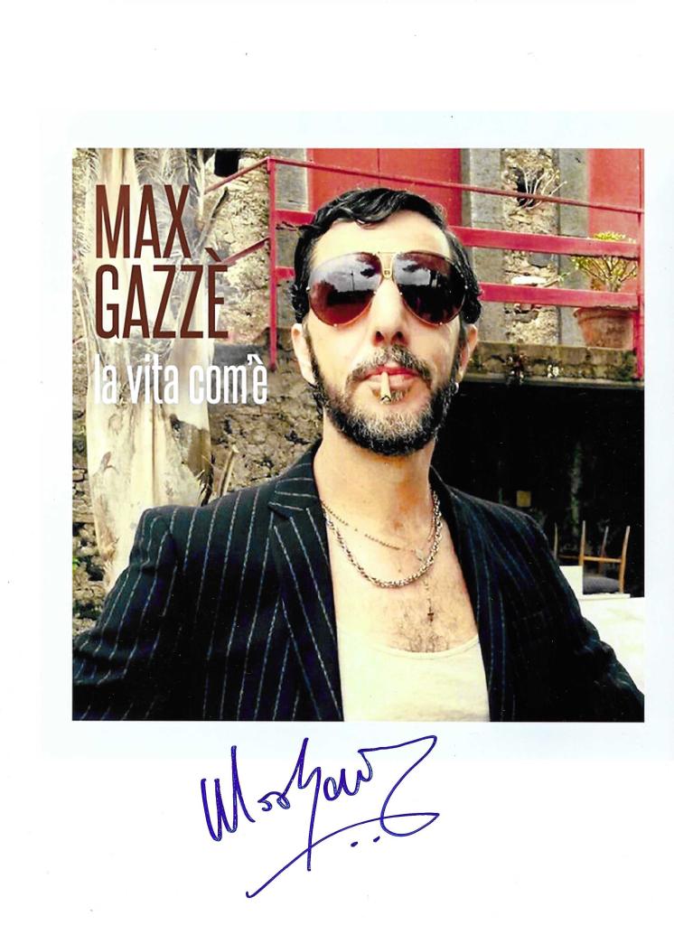 Copertina autografata Max Gazzè album La Vita Com'è in stile polaroid – firma originale pennarello blu – 30x20 cm – condizioni Excellent