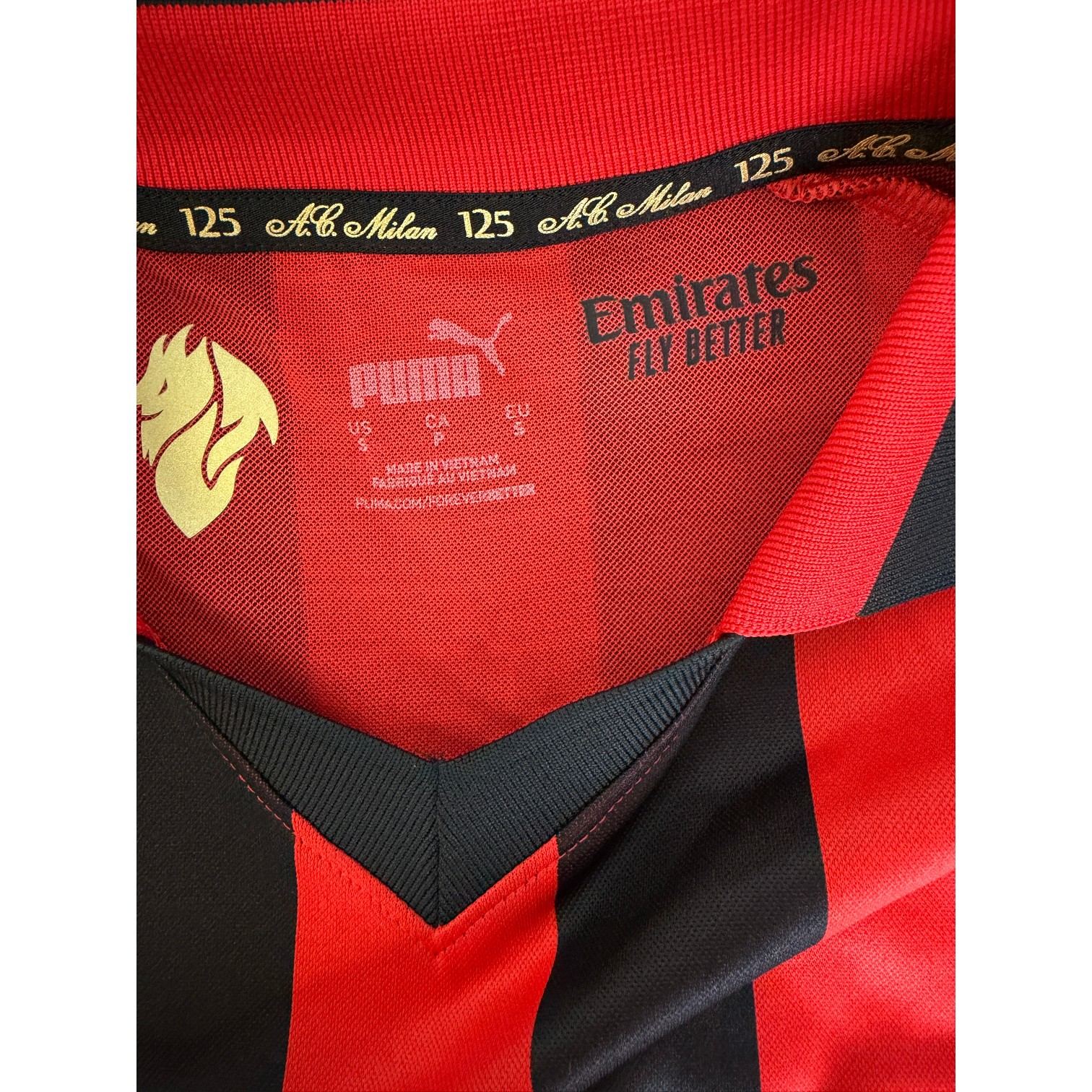 Colletto interno AC Milan 125 anniversario Puma con Diavoletto e stemma – maglia store edizione limitata