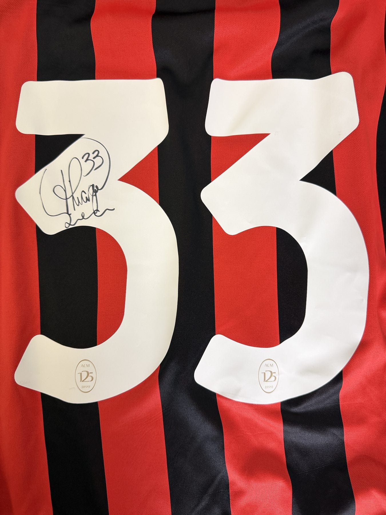 Dettaglio numero 33 maglia AC Milan 125 – autografo originale Thiago Silva pennarello nero – badge ACM 125 1899