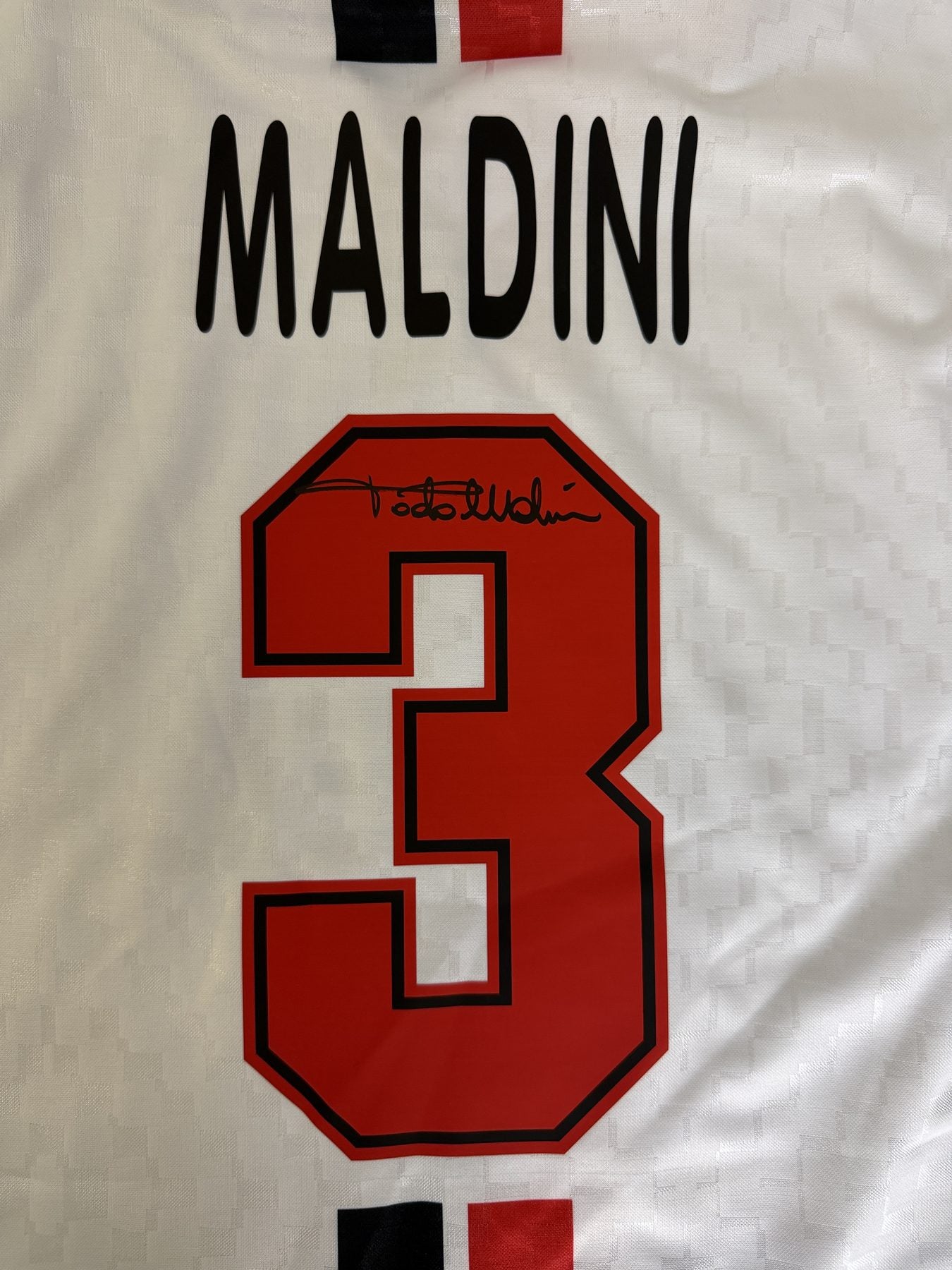 Dettaglio nameset Maldini 3 replica ufficiale maglia AC Milan Away 1995-96 – autografo originale Paolo Maldini pennarello nero