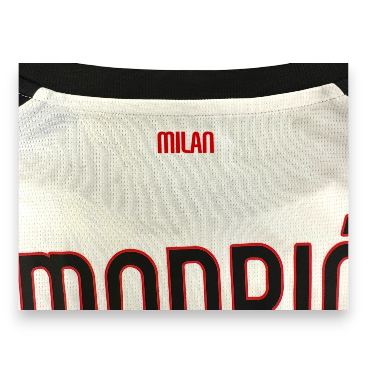 Dettaglio collo retro con scritta MILAN sopra nameset Modrić maglia Away 2025-26