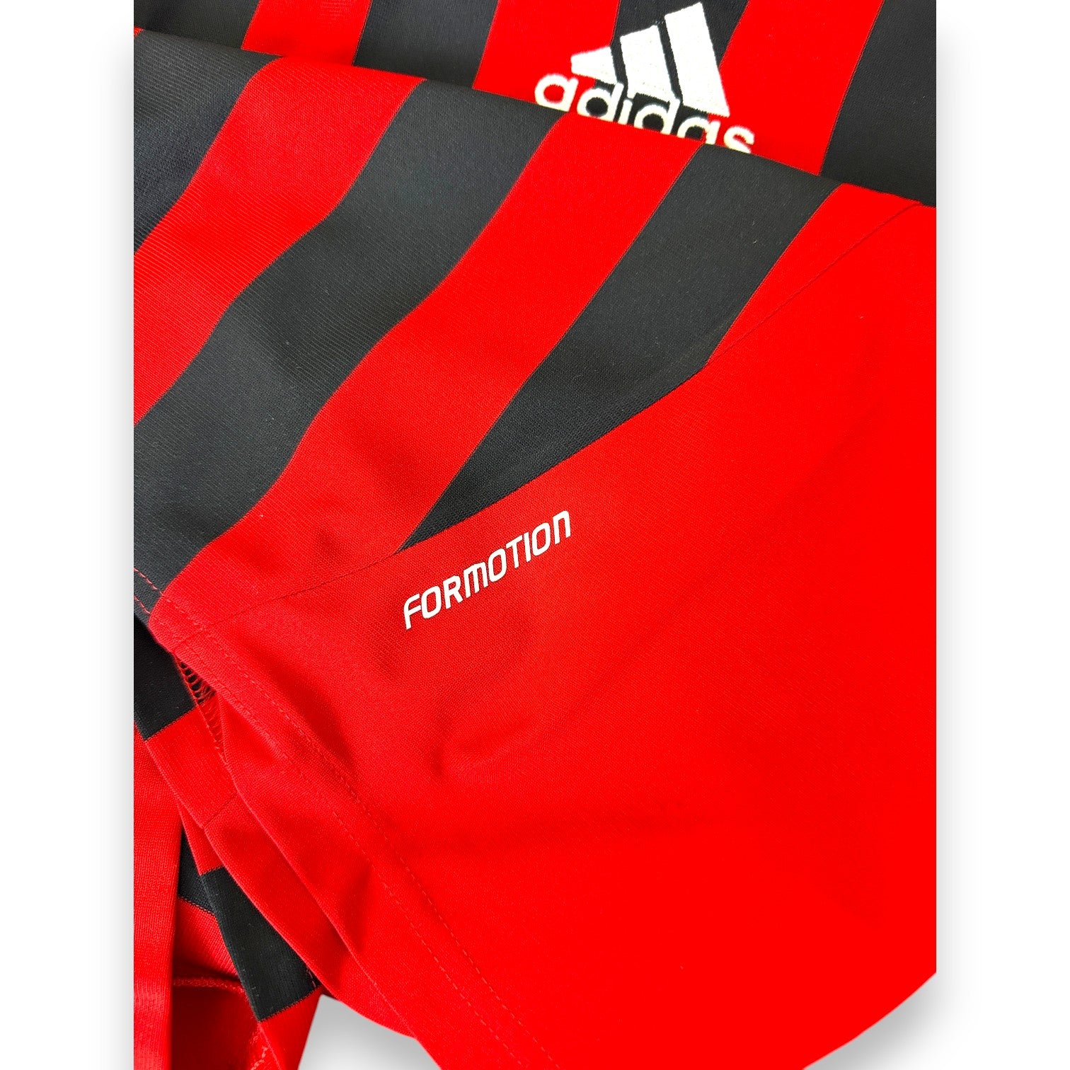 Dettaglio tecnologia Adidas Formotion maglia AC Milan Home Player Issued 2007-08 – tessuto da gara con loghi adidas e Formotion stampati