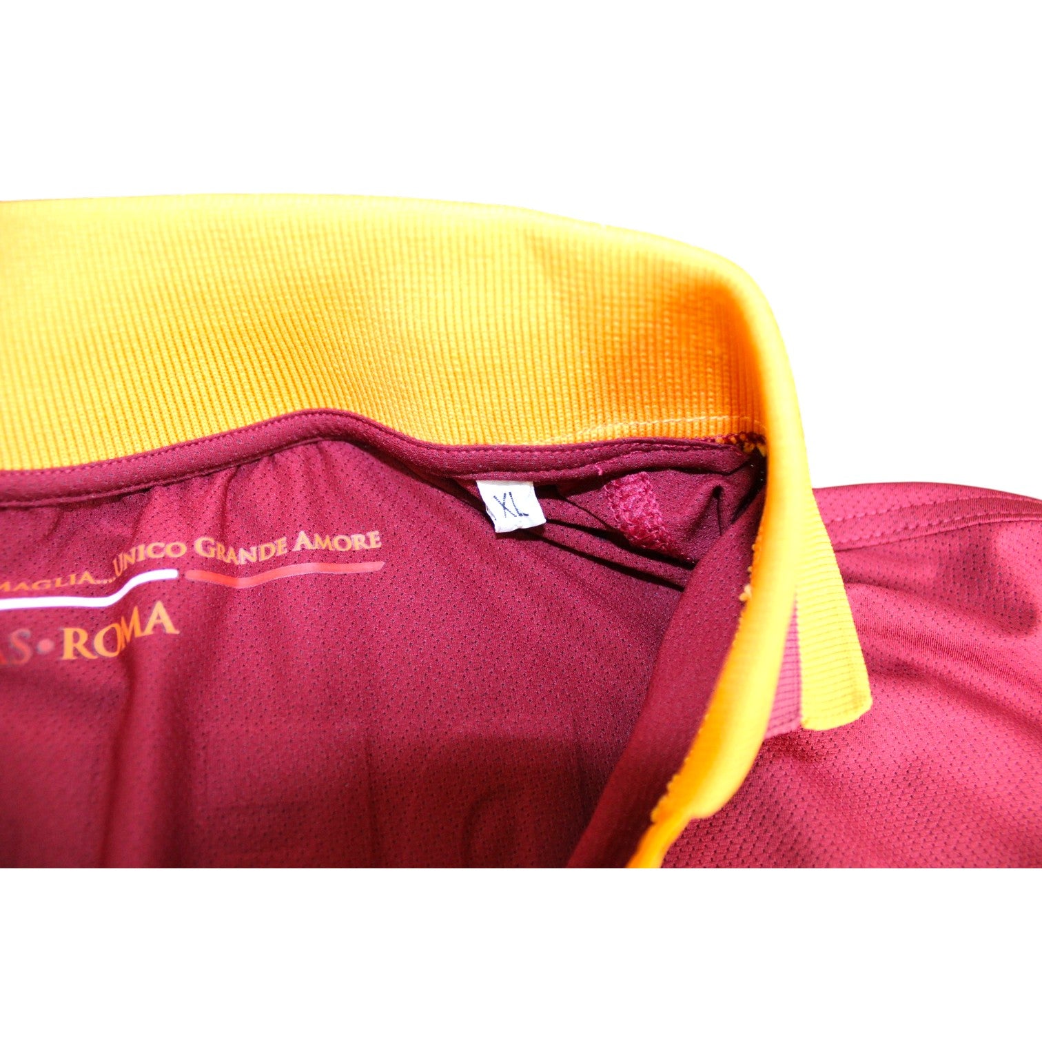 Dettaglio colletto interno maglia AS Roma Home 2013/14 MCMXXXVII 1937 anno fondazione ricamato giallo etichetta interna AS Roma Solo per questa Maglia Unico Grande Amore taglia XL