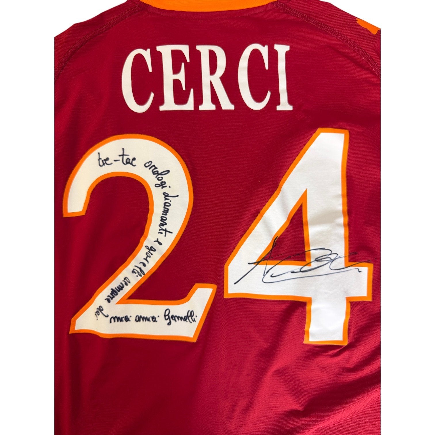 Dettaglio autografo e dedica Alessio Cerci maglia Roma 2009-10 sul numero 24 – COA incluso